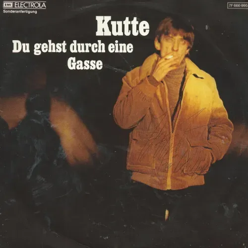 Kutte - Du gehts durch eine Gasse